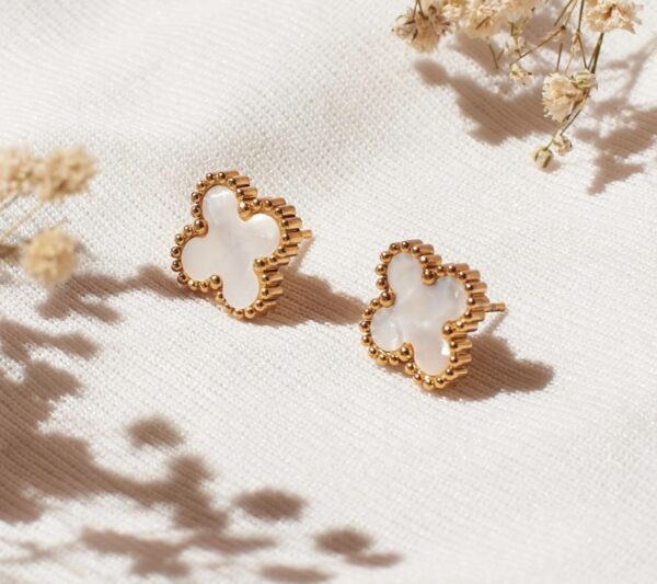 Clover leaf 18K Gold plated on 316L stainless steel quality White stud