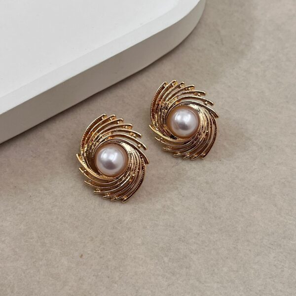 Exaggerated Dubai fashion With Giant Pearl Stud - Image 2