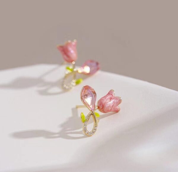 Cute bend pink tulip - Image 2