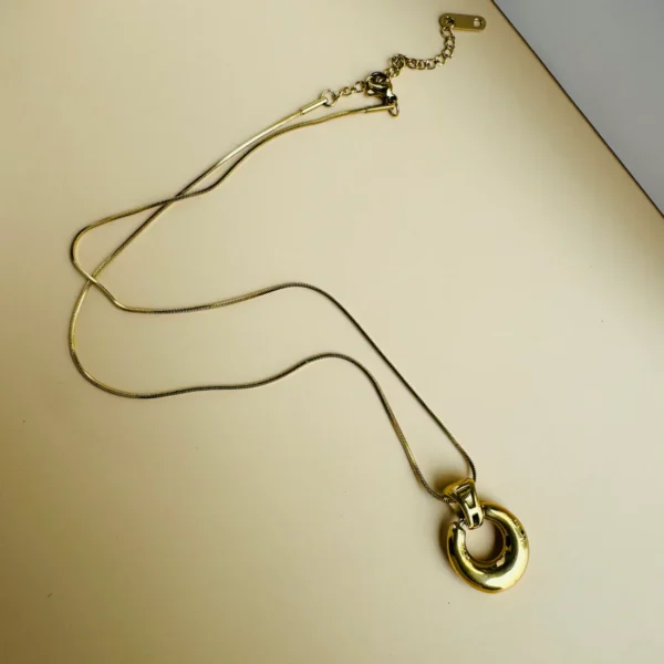 18k gold plated on 304 stainless steel Monet snake chain circular door knocker pendant necklace - Image 3