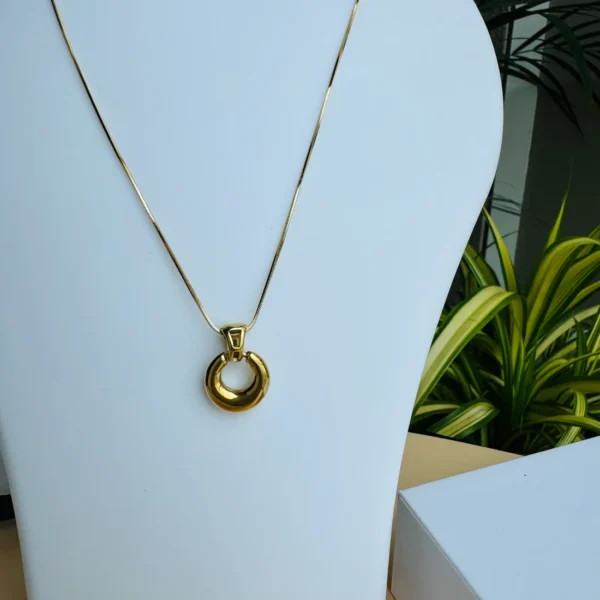 18k gold plated on 304 stainless steel Monet snake chain circular door knocker pendant necklace - Image 2