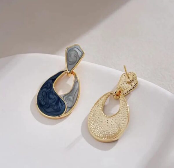 Grey and blue enamel earring - Image 3