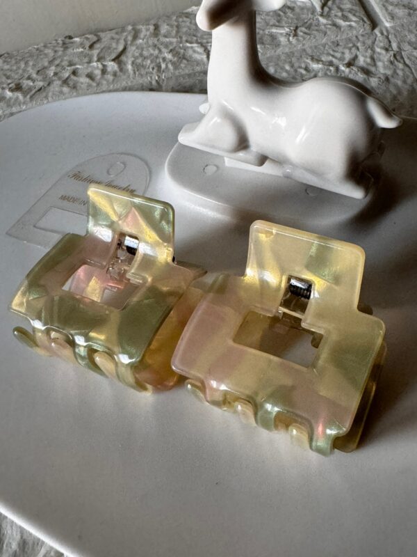 1 piece marble pattern premium quality holographic Korean hairclip - Image 3