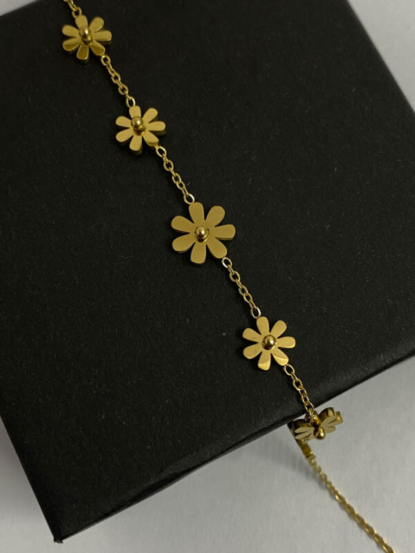 Antitarnish tiny flower 18k gold chain bracelet - Image 2