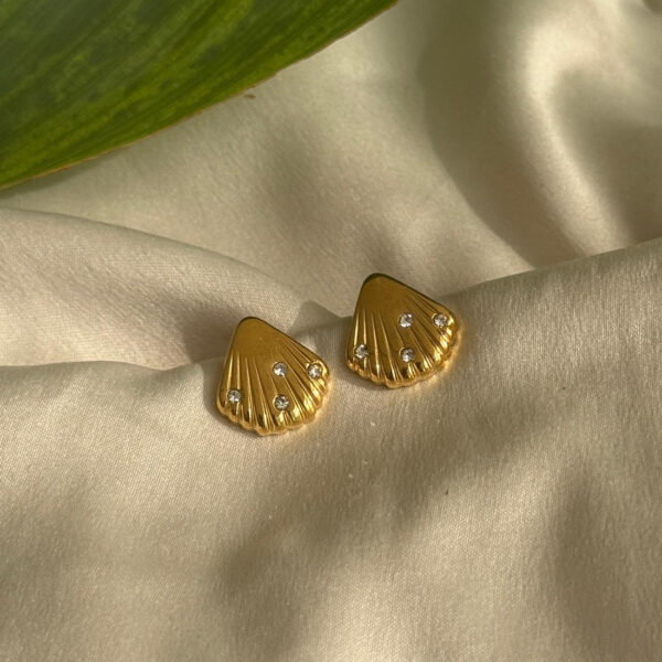 18k Gold plated on stainless steel shell Antitarnish stud