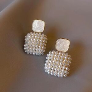 Ultra mini white pearl earring