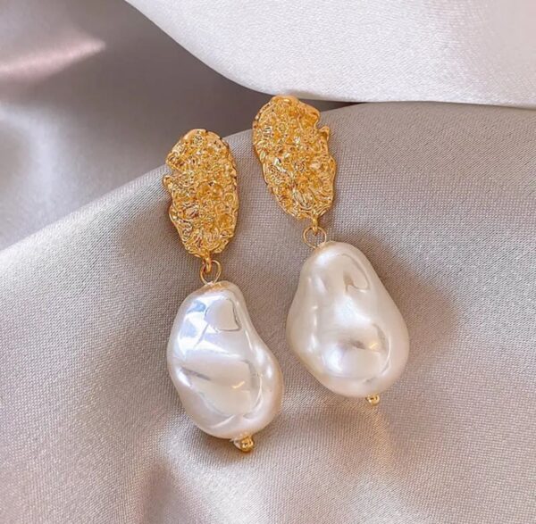 Golden hammered ,pear bottom earring - Image 2