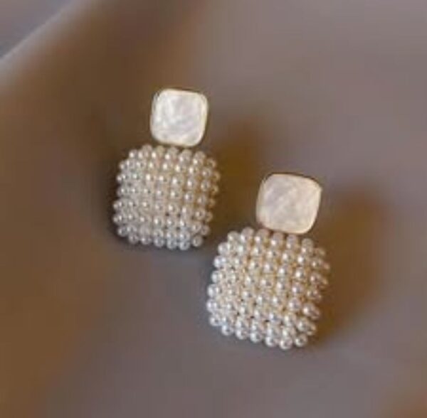 Ultra mini white pearl earring - Image 3