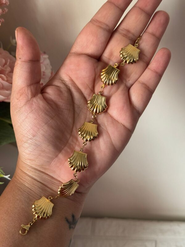 18k gold plated on stainless steel Sounded Shell chain bracelet - Image 3