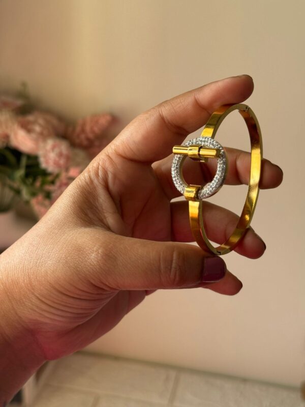 Circle inclined Rod hidden buckle 18k gold plated on Stainless Steel anti tarnish bracelet