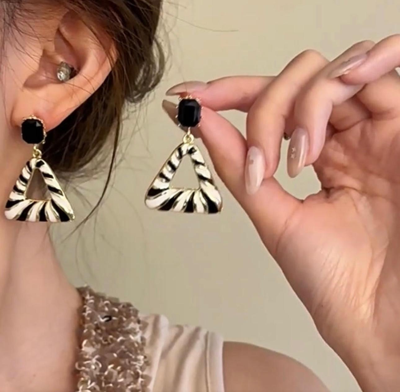 Zebra enamel triangle Korean earrings - Image 2