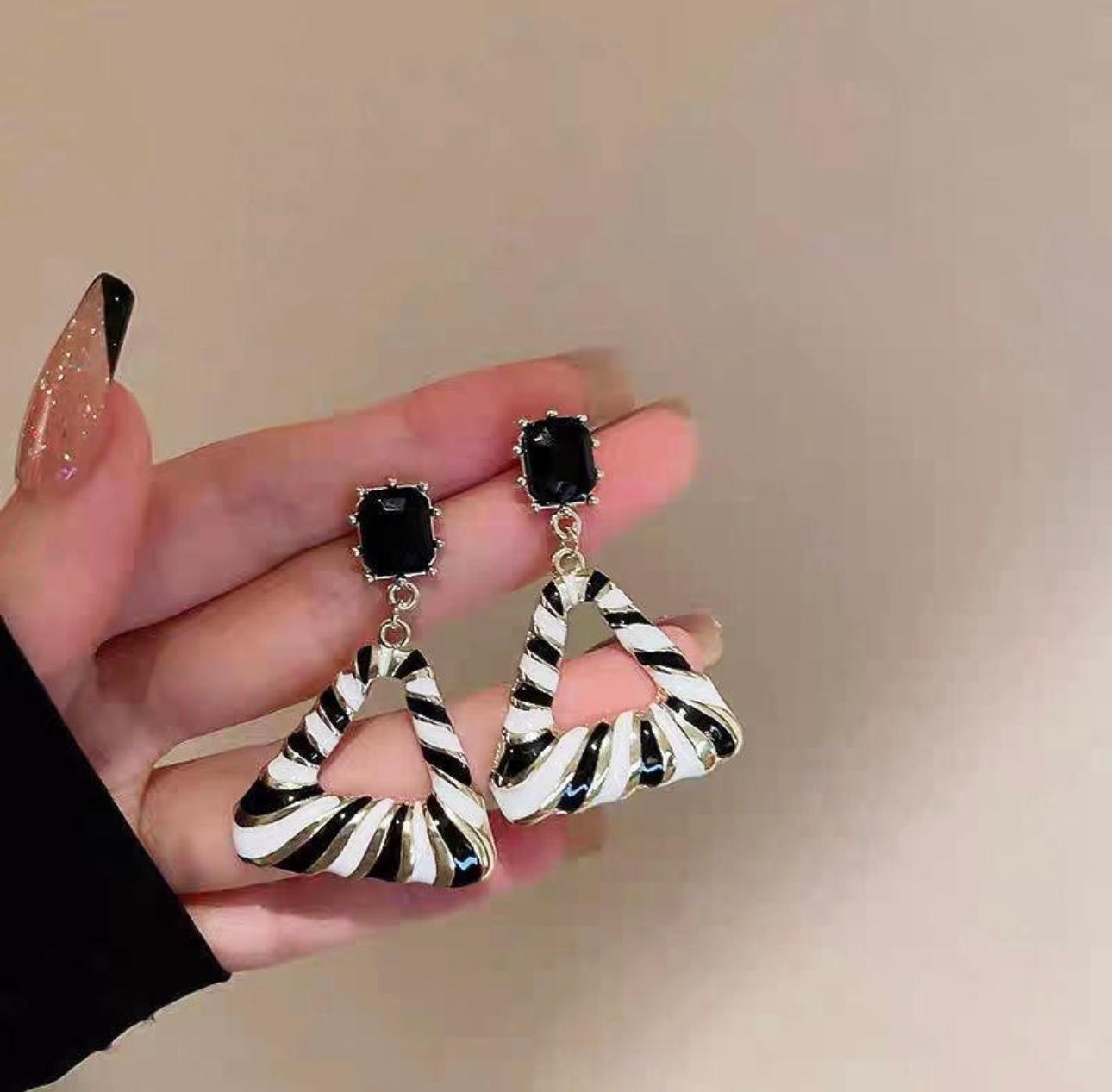Zebra enamel triangle Korean earrings - Image 3