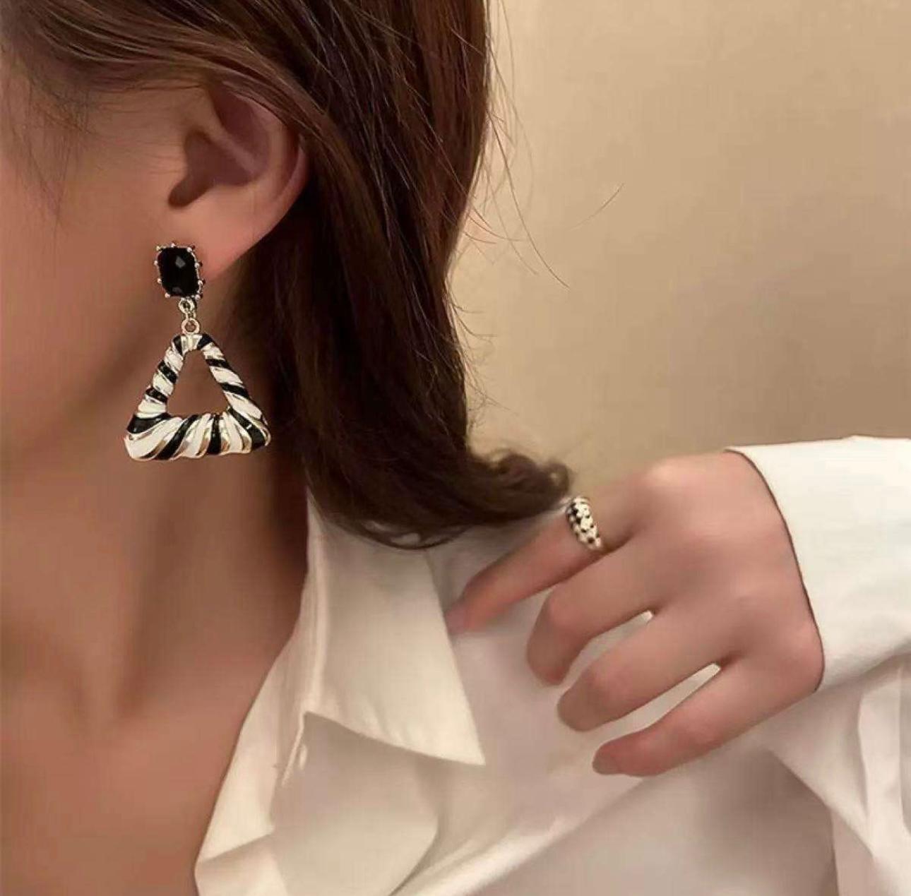 Zebra enamel triangle Korean earrings - Image 4