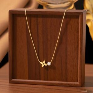 Clover with pearl 18k gold plated on Stainless Steel Anti Tarnish necklace