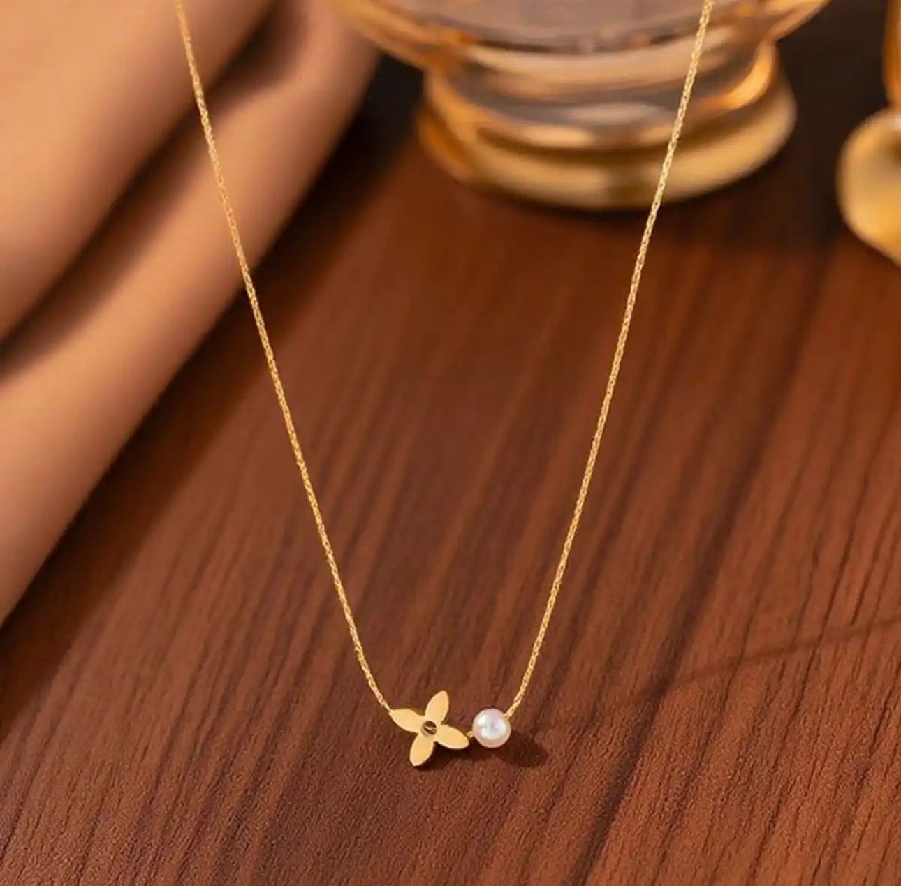 Clover with pearl 18k gold plated on Stainless Steel Anti Tarnish necklace - Image 2