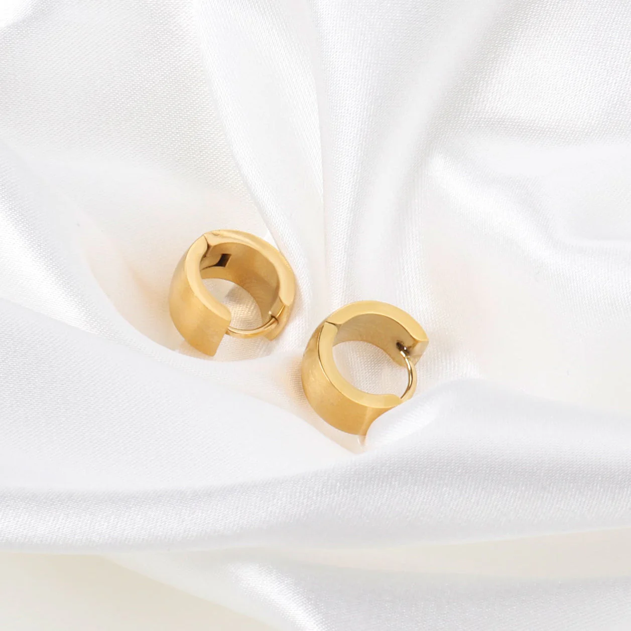 Bold shine Circle mini hoops 18k gold plated on stainless steel Antitarnish - Image 2
