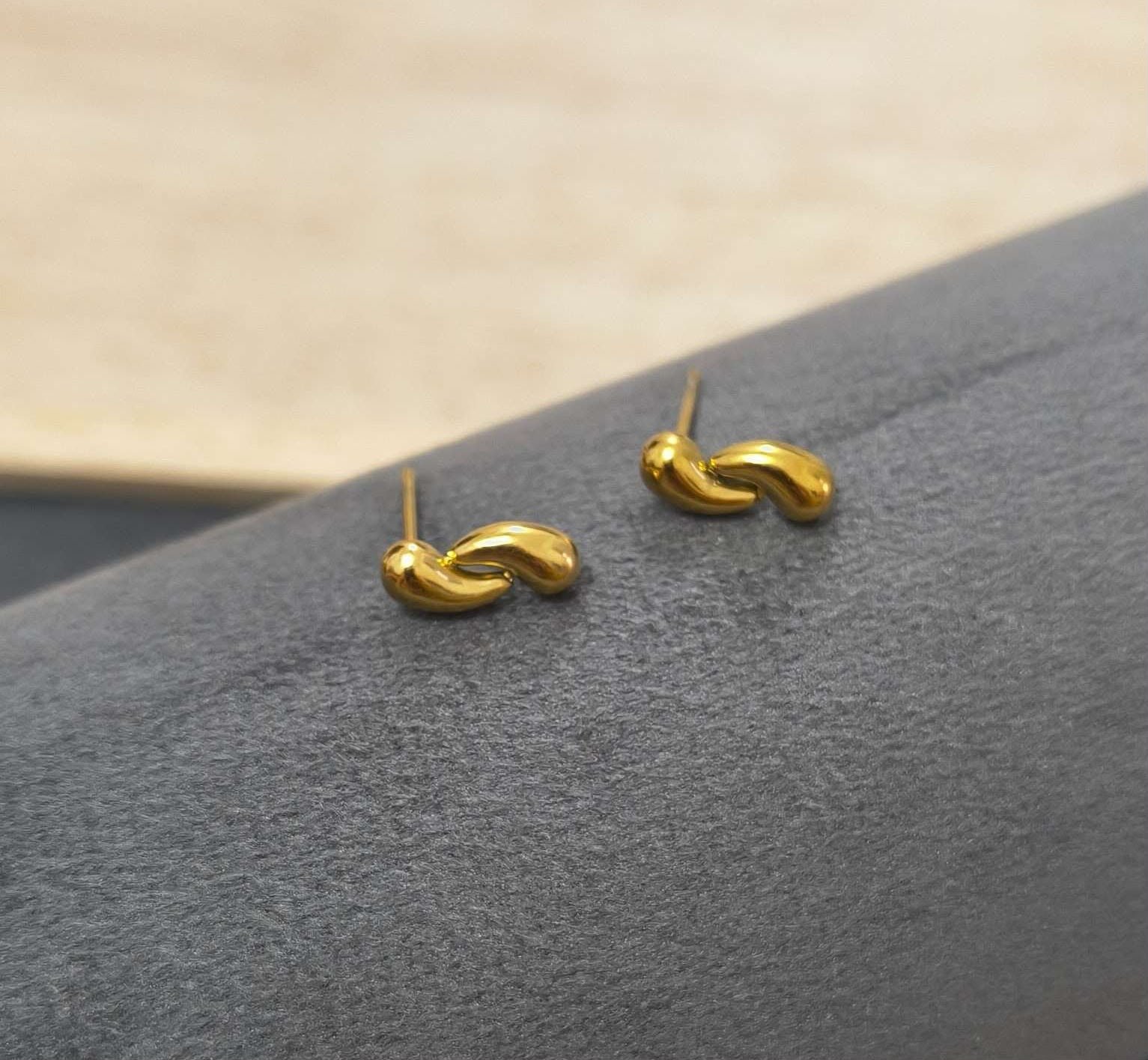 Double tear drop stud earrings Antitarnish 18k Gold plated on stainless steel - Image 2